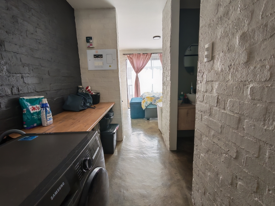 To Let 1 Bedroom Property for Rent in Kannoniers Park North West